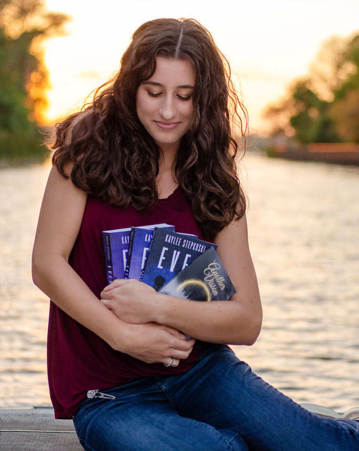 Kaylee Stepkoski holding her books